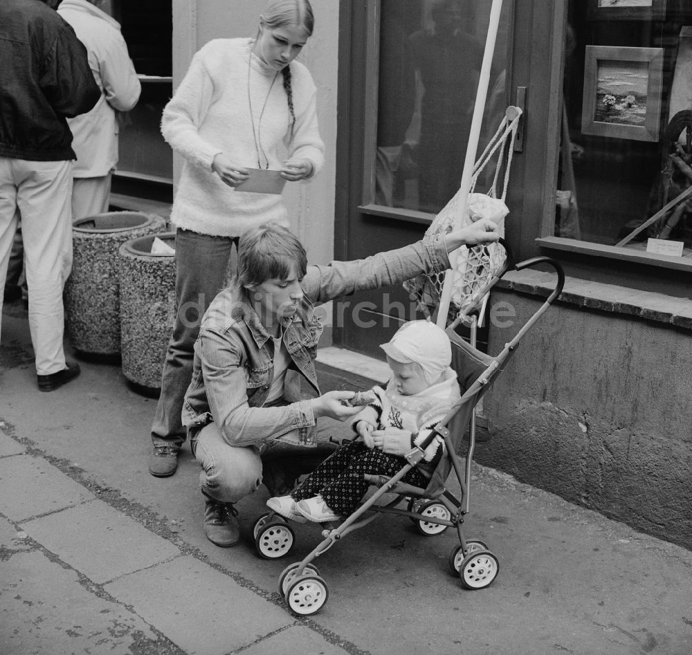 DDR-Fotoarchiv: Zittau - Junge Familie mit einem Kinderwagen in Zittau in Sachsen in der DDR