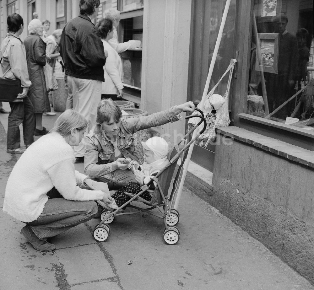 Zittau: Junge Familie mit einem Kinderwagen in Zittau in Sachsen in der DDR