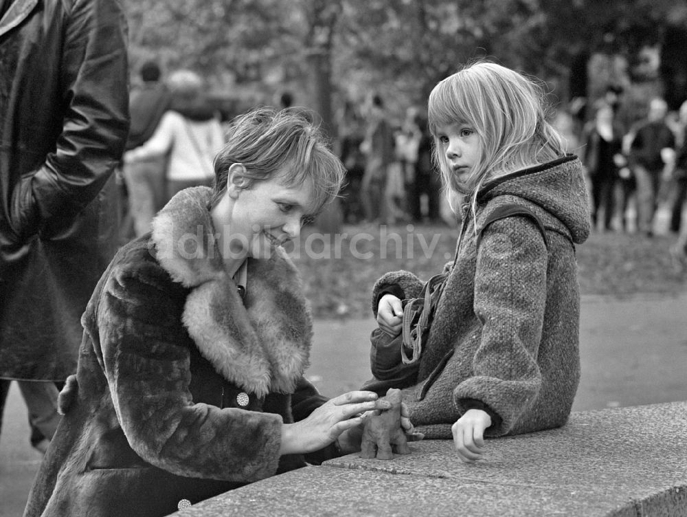 DDR-Bildarchiv: Berlin - Junge Familie mit kleinem Mädchen im Park an der Weberwiese in Berlin in der DDR