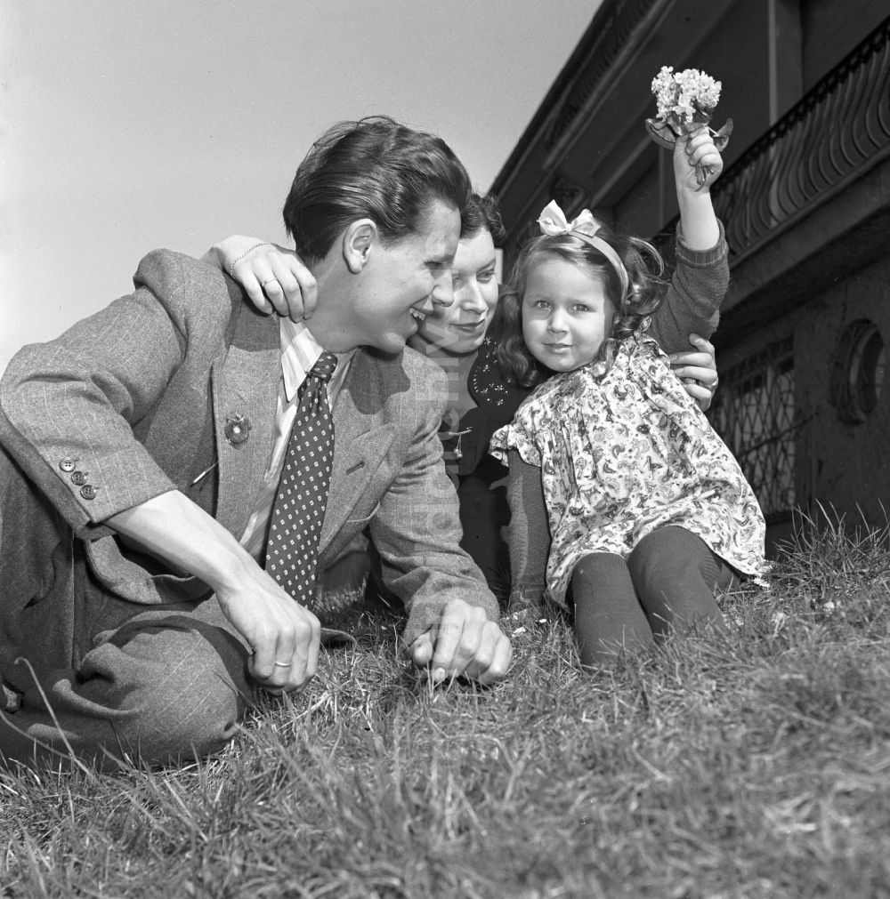 DDR-Fotoarchiv: Dresden - Junge Familie mit kleinen Mädchen bei einem Ausflug in Dresden in Sachsen auf dem Gebiet der ehemaligen DDR