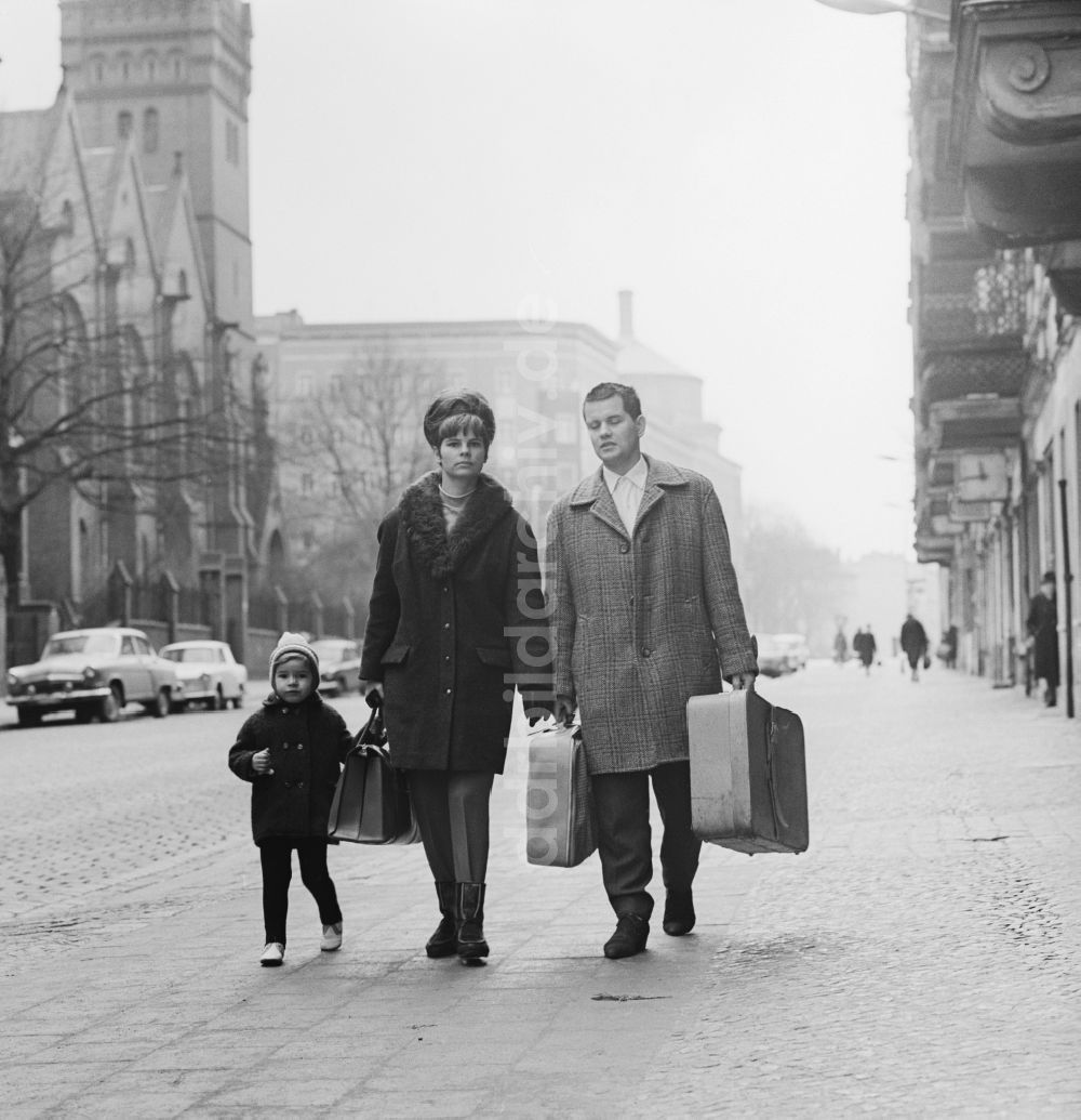 DDR-Fotoarchiv: Berlin - Junge Familie unterwegs mit Koffern in Berlin-Prenzlauer Berg