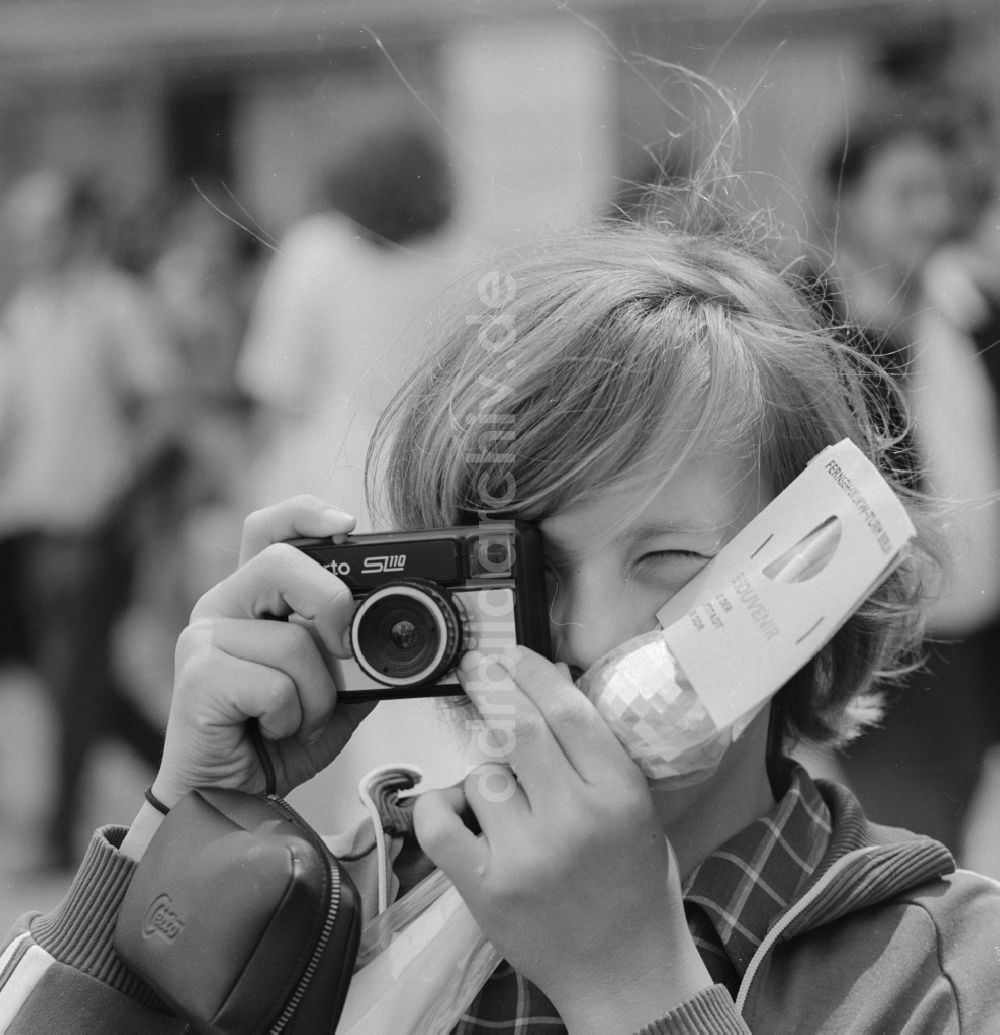DDR-Fotoarchiv: Berlin - Junge fotografiert mit einer Certo SL110 in Berlin