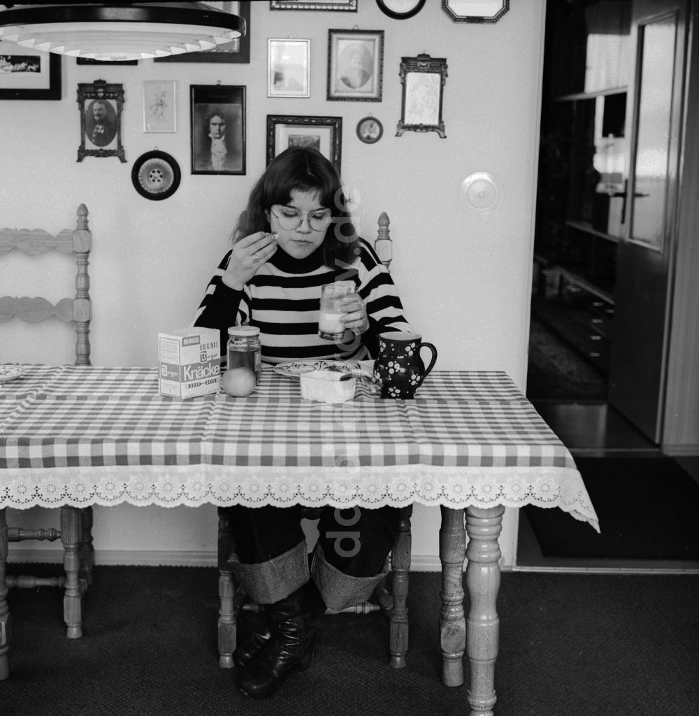 Berlin: Junge Frau beim frühstücken am Tisch in Berlin