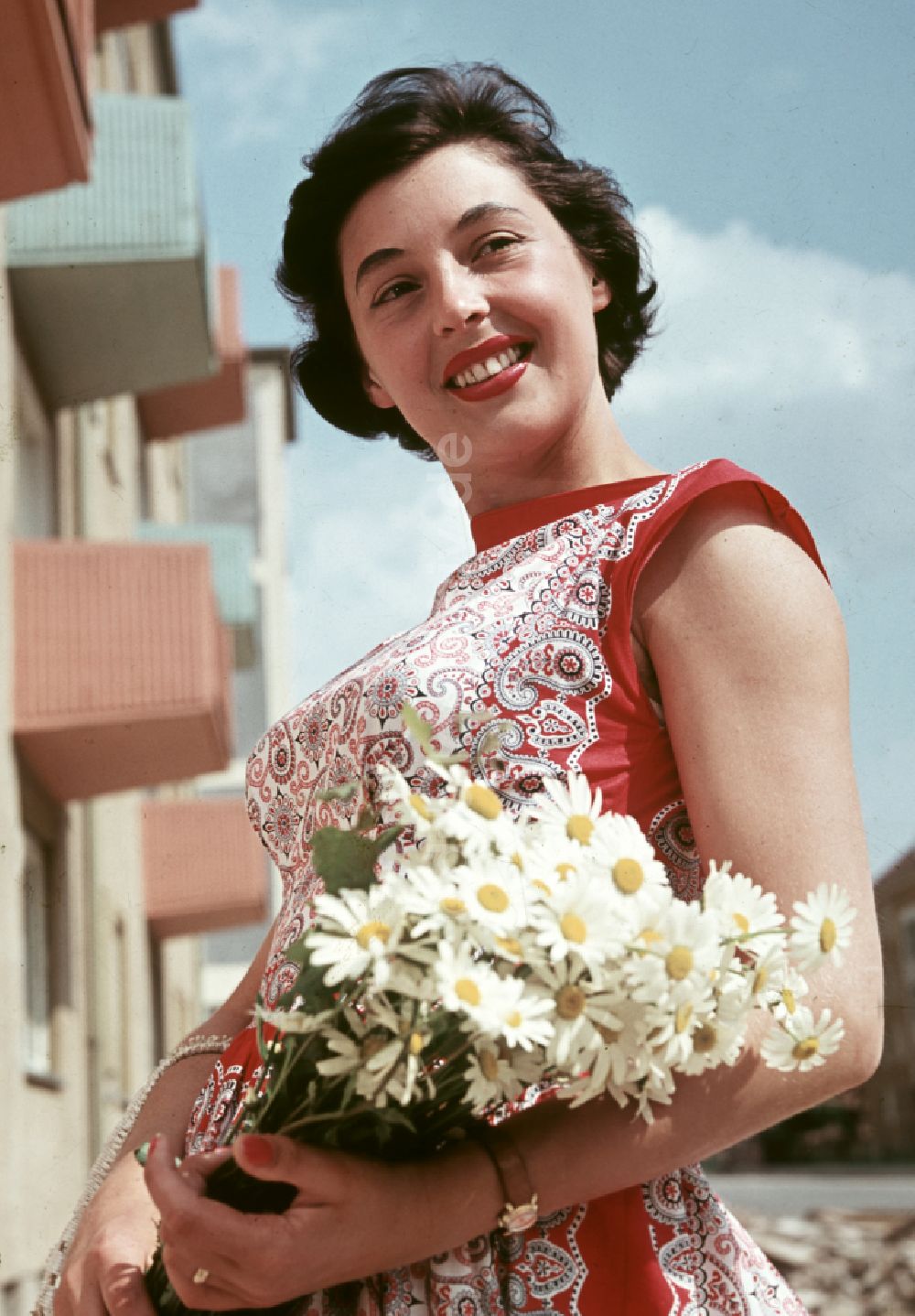 DDR-Fotoarchiv: Coswig - Junge Frau mit Blumen in Coswig in der DDR