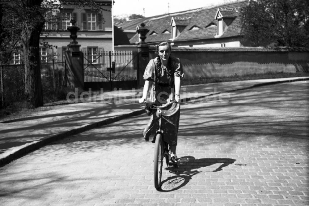 Merseburg: Junge Frau auf einem Fahrrad unterwegs in Merseburg in Sachsen-Anhalt in Deutschland