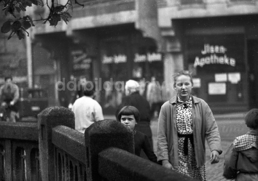 Halle: Junge Frau und Kind, Halle an der Saale 1957
