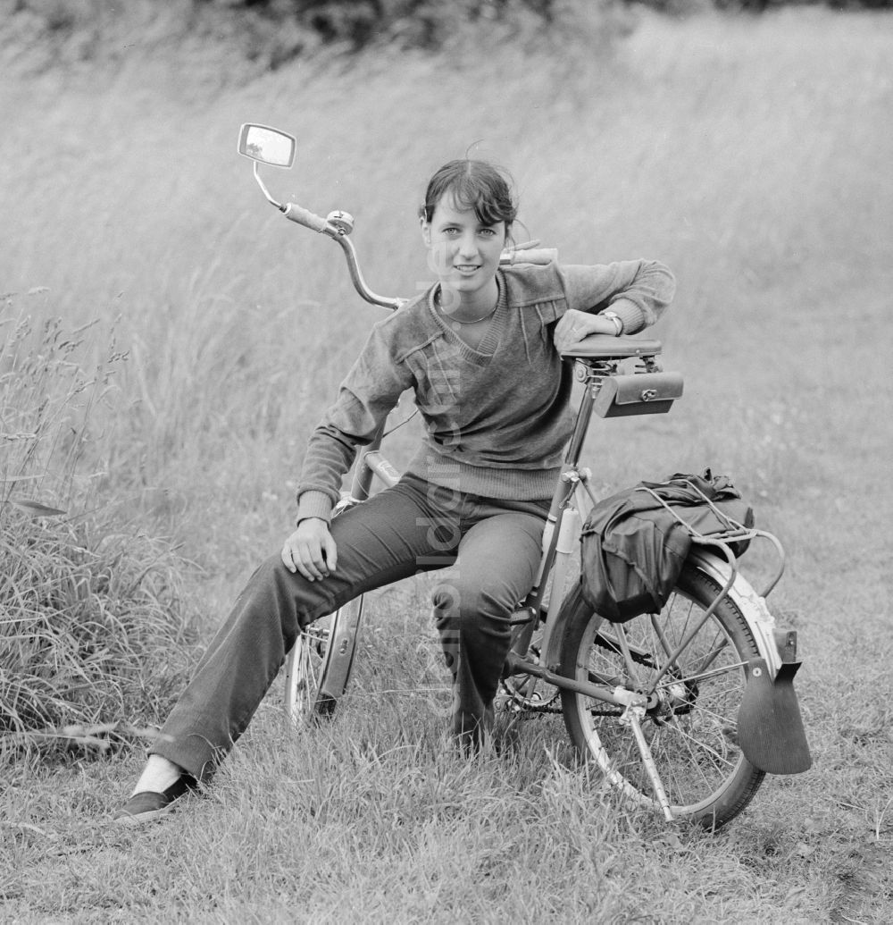 Hohen Neuendorf: Junge Frau sitzt auf einem Fahrrad in Hohen Neuendorf im heutigen Bundesland Brandenburg