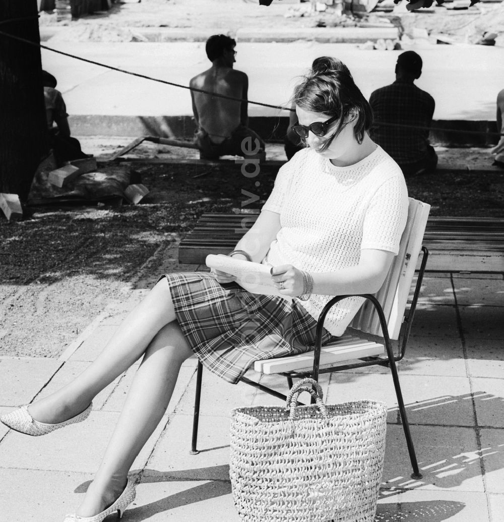 DDR-Bildarchiv: Berlin - Junge Frau mit Sonnenbrille in Berlin, der ehemaligen Hauptstadt der DDR, Deutsche Demokratische Republik