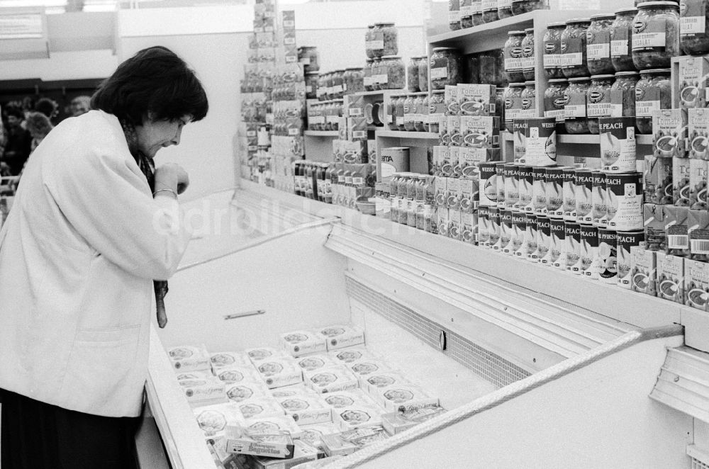 DDR-Bildarchiv: Berlin - Junge Frau steht vor einer Tiefkühltruhe in einer Kaufhalle in Berlin, der ehemaligen Hauptstadt der DDR, Deutsche Demokratische Republik