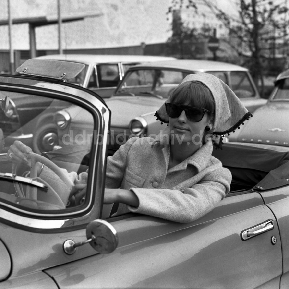DDR-Fotoarchiv: Berlin - Junge Frau am Steuer eines PKW SKODA FELICIA Cabriolet in Berlin, der ehemaligen Hauptstadt der DDR, Deutsche Demokratische Republik