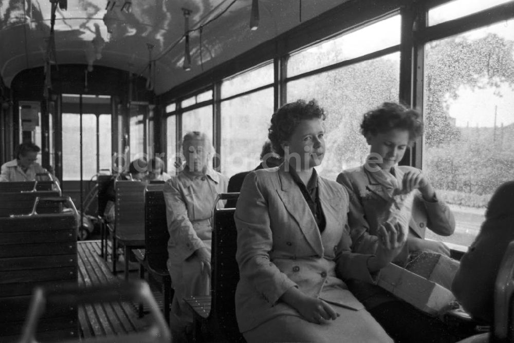 DDR-Bildarchiv: Halle - Junge Frauen in Staßenbahn, Halle an der Saale 1957