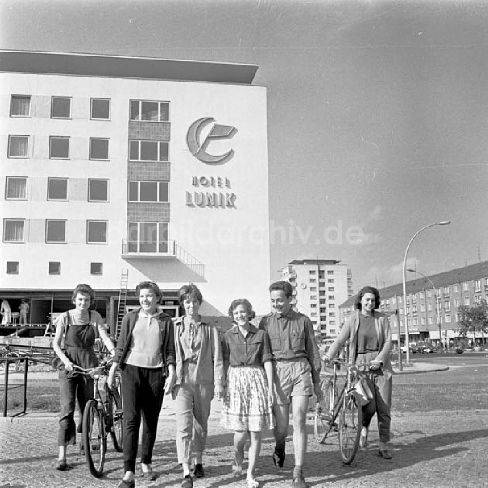 DDR-Fotoarchiv: Eisenhüttenstadt - Junge Leute vor dem Hotel Lunik in Eisenhüttenstadt