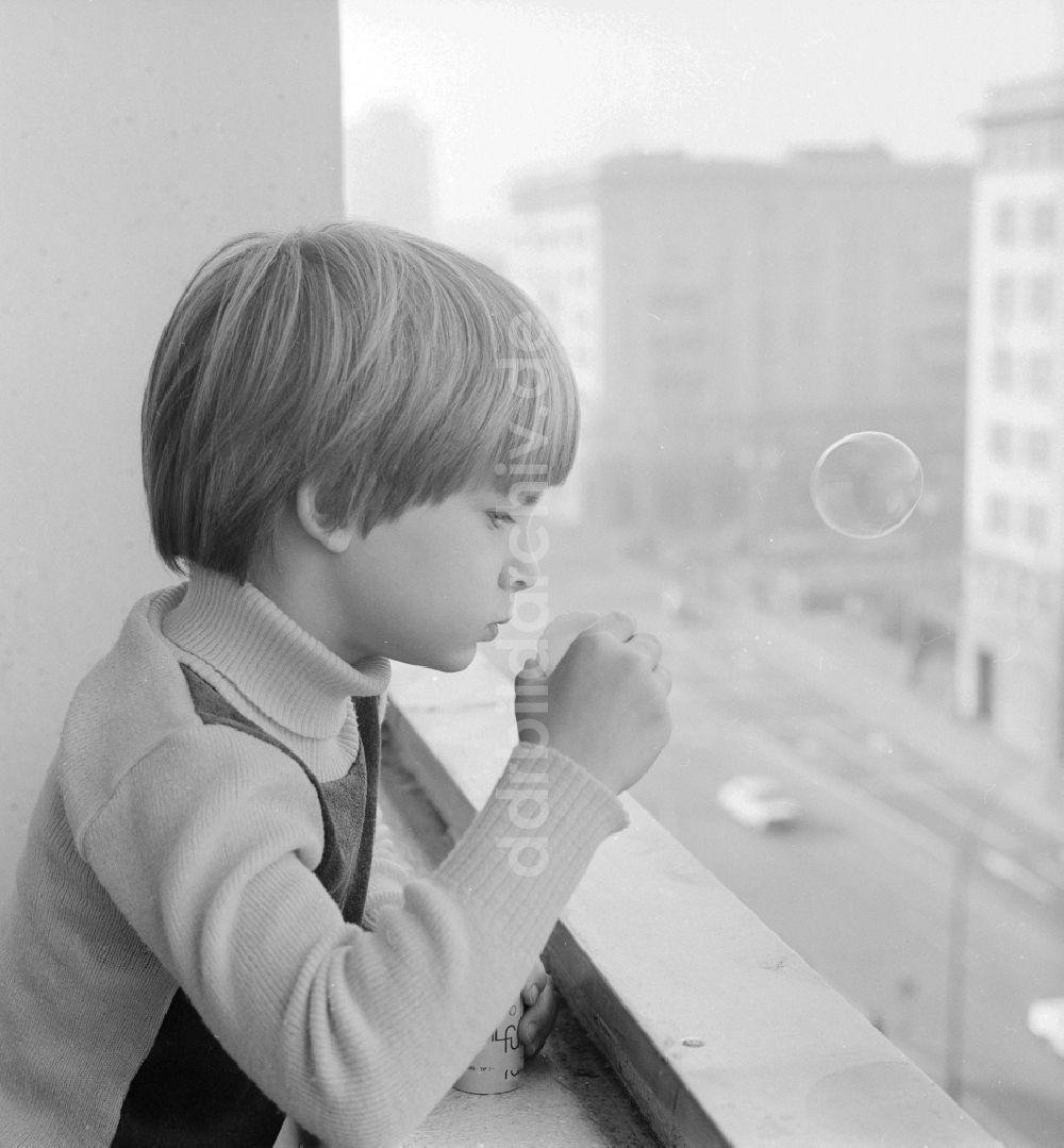 DDR-Bildarchiv: Berlin - Junge macht Seifenblasen auf einem Balkon in Berlin, der ehemaligen Hauptstadt der DDR, Deutsche Demokratische Republik