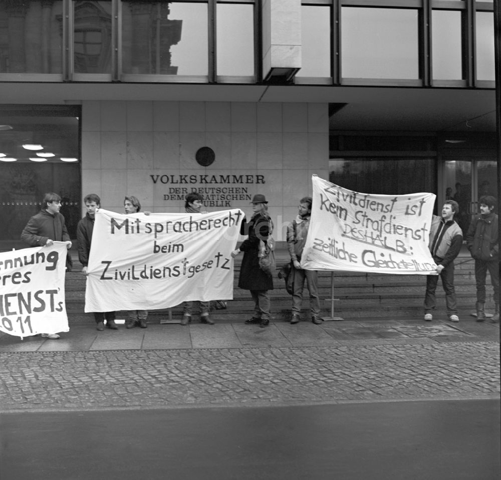 Berlin: Junge Männer demonstrieren vor der Volkskammer der DDR in Berlin für die Anerkennung ihres Zivildienstes