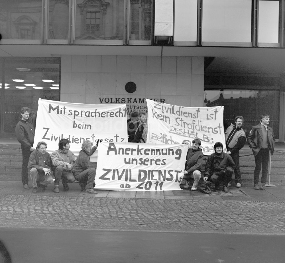 DDR-Bildarchiv: Berlin - Junge Männer demonstrieren vor der Volkskammer der DDR in Berlin für die Anerkennung ihres Zivildienstes