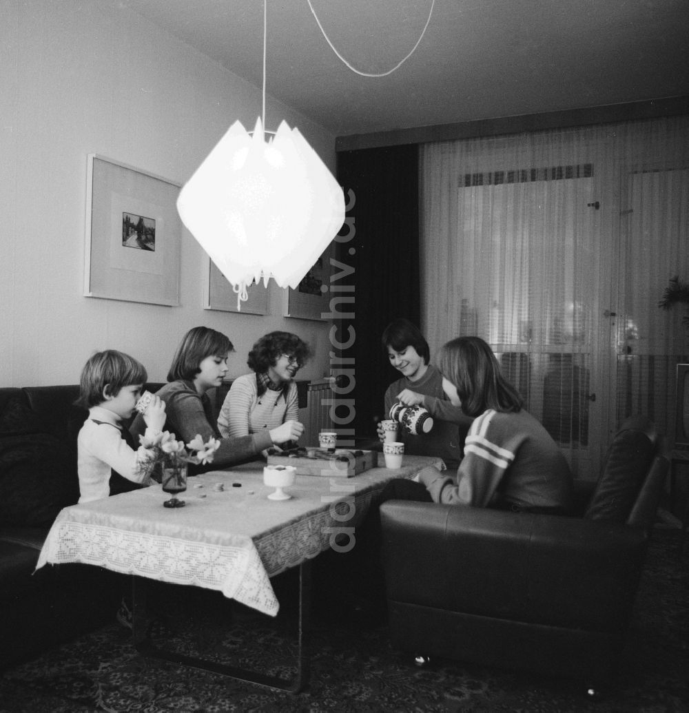 DDR-Bildarchiv: Berlin - Junge Mädchen sitzen an einem Tisch und spielen ein Brettspiel in Berlin