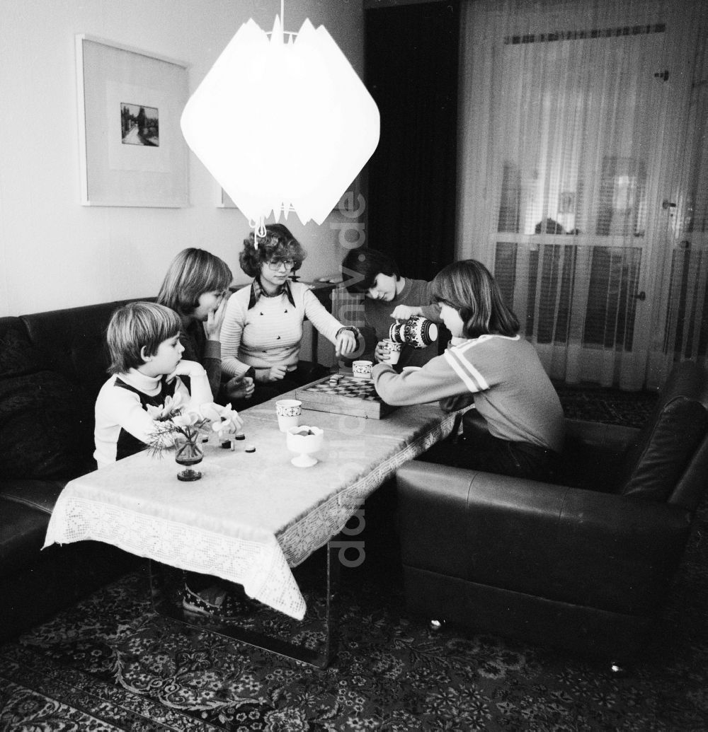 DDR-Fotoarchiv: Berlin - Junge Mädchen sitzen an einem Tisch und spielen ein Brettspiel in Berlin