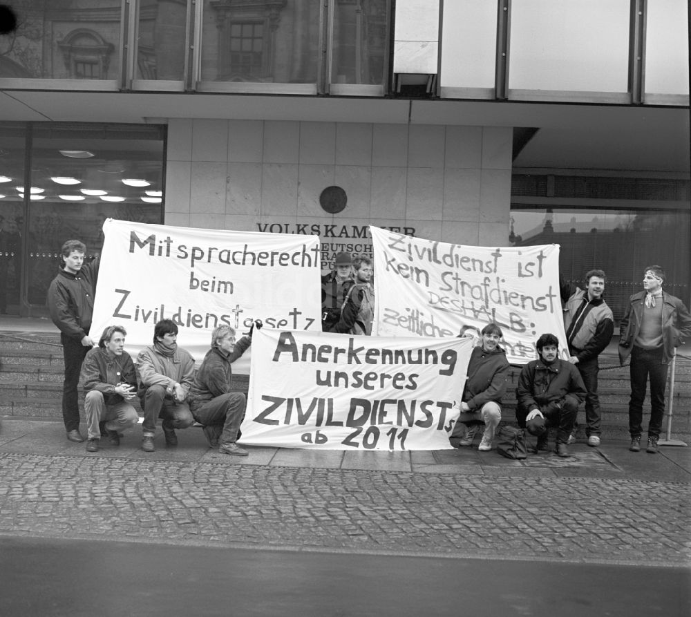 DDR-Fotoarchiv: Berlin - Junge Männer demonstrieren vor der Volkskammer der DDR in Berlin für die Anerkennung ihres Zivildienstes