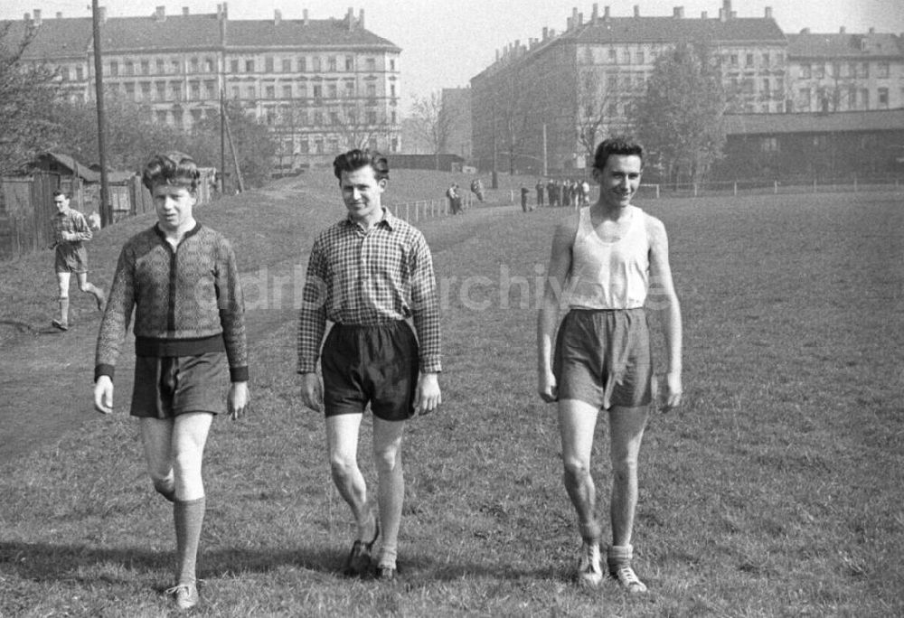 DDR-Bildarchiv: Leipzig - Junge Männer in Sportkleidung, Leipzig 1957