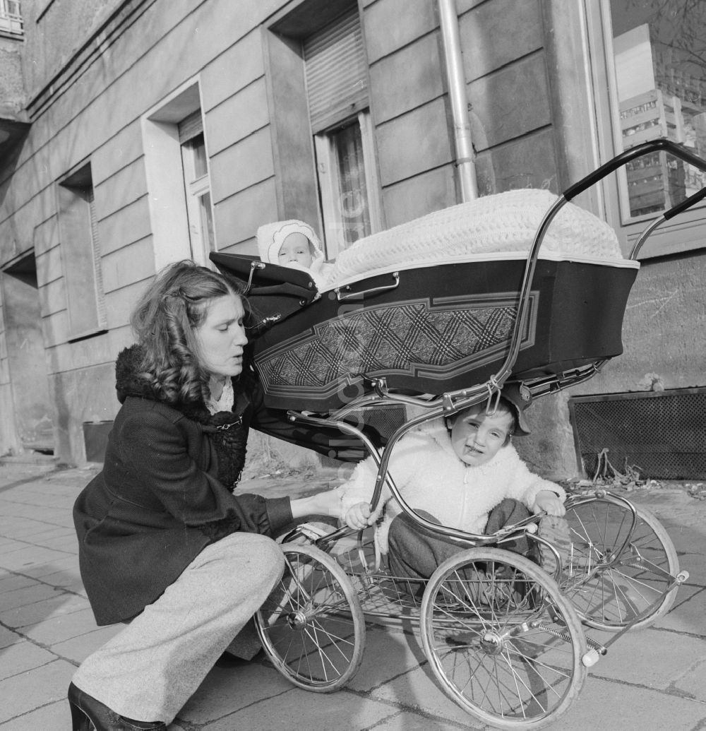 DDR-Bildarchiv: Berlin - Junge Mutter mit Kinderwagen beim Spaziergang in Berlin