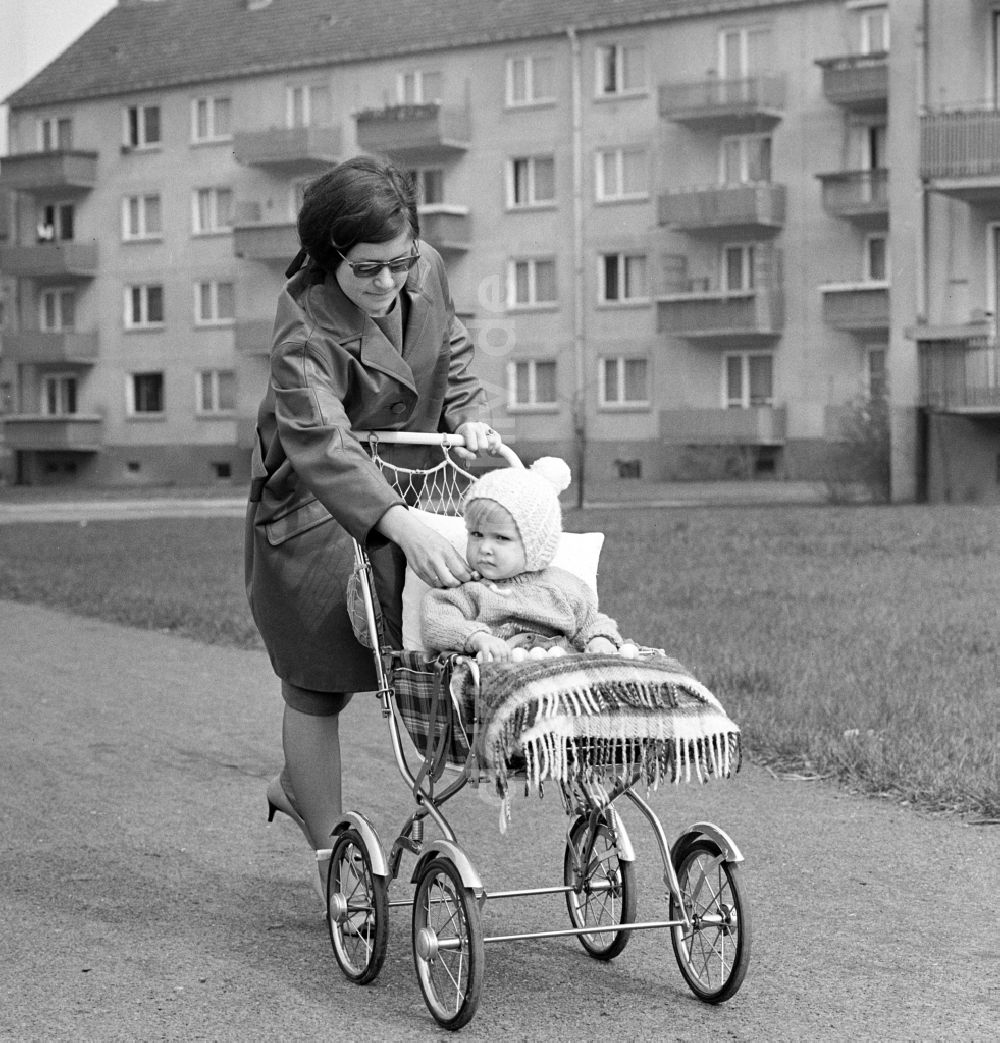 DDR-Fotoarchiv: Magdeburg - Junge Mutter mit Kinderwagen in Magdeburg