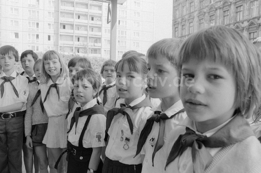 Berlin: Junge Pioniere in Berlin, der ehemaligen Hauptstadt der DDR, Deutsche Demokratische Republik