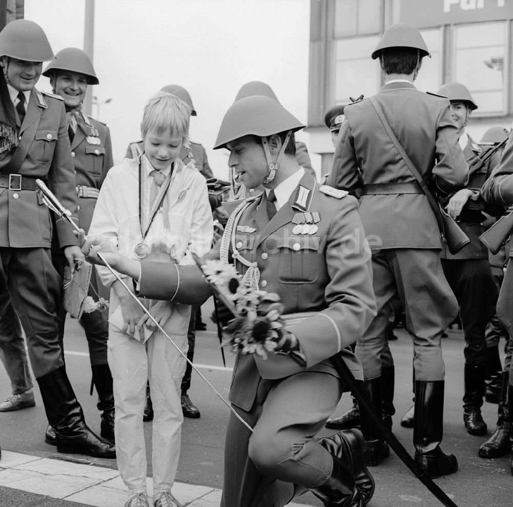 DDR-Fotoarchiv: Berlin - Junge Pioniere überreichen Soldaten der NVA Blumen und Halstücher in Berlin, der ehemaligen Hauptstadt der DDR, Deutsche Demokratische Republik