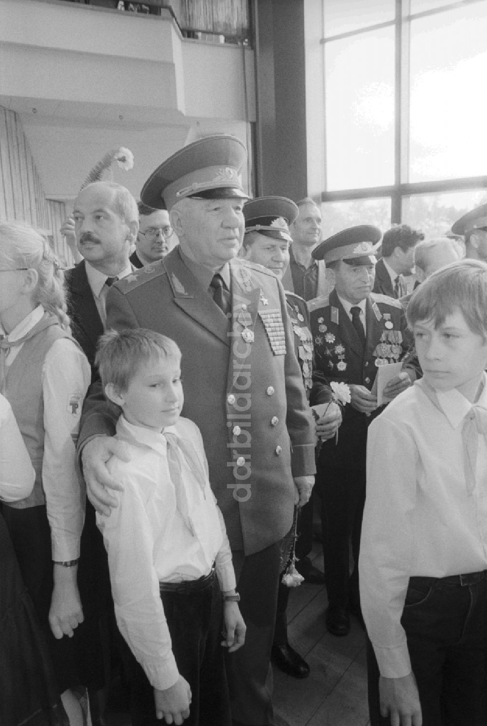 DDR-Fotoarchiv: Berlin - Junge Pioniere empfangen sowjetische Veteranen im Freizeit- und Erholungszentrum Wuhlheide (FEZ) / Pionierpark Berlin Wuhlheide in Berlin, der ehemaligen Hauptstadt der DDR, Deutsche Demokratische Republik