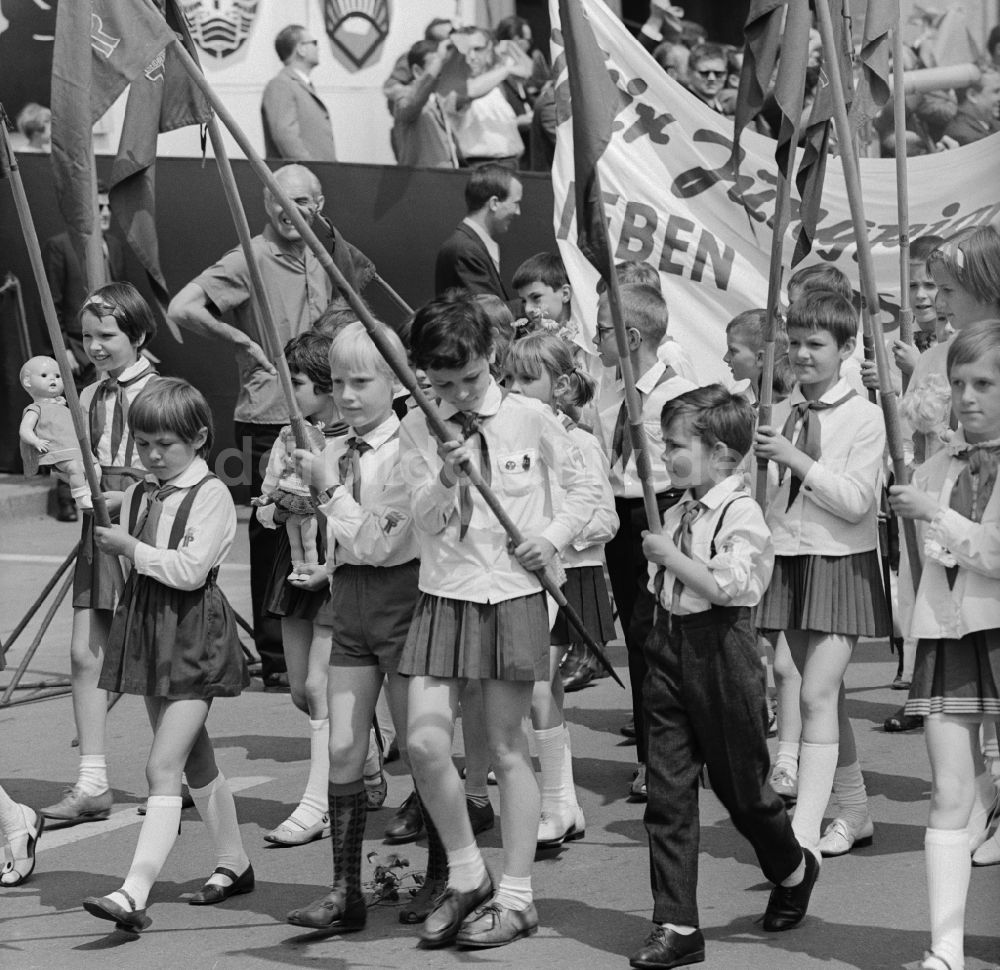 DDR-Fotoarchiv: Chemnitz - Junge Pioniere laufen mit Wimpeln an der Ehrentribüne anlässlich der 11. Arbeiterfestspiele der DDR vorbei in Chemnitz im heutigen Bundesland Sachsen
