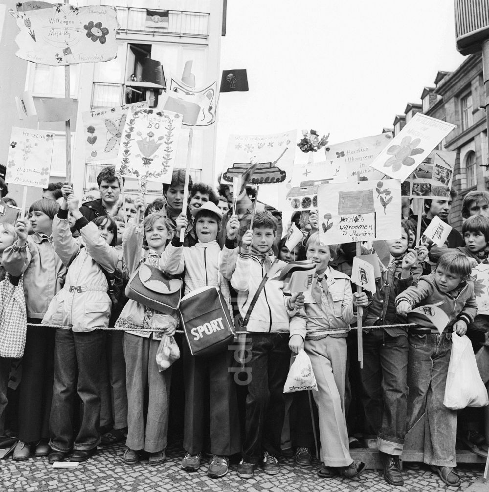 DDR-Bildarchiv: Magdeburg - Junge Pioniere stehen mit Plakaten am Straßenrand und grüßen die Teilnehmer des Manövers der Waffenbrüderschaft 80 in Magdeburg in Sachsen-Anhalt in der DDR