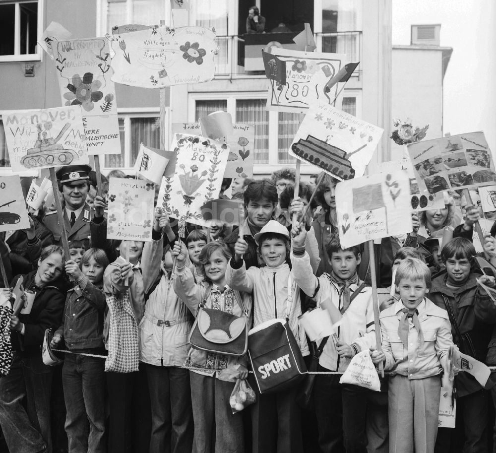 DDR-Fotoarchiv: Magdeburg - Junge Pioniere stehen mit Plakaten am Straßenrand und grüßen die Teilnehmer des Manövers der Waffenbrüderschaft 80 in Magdeburg in Sachsen-Anhalt in der DDR