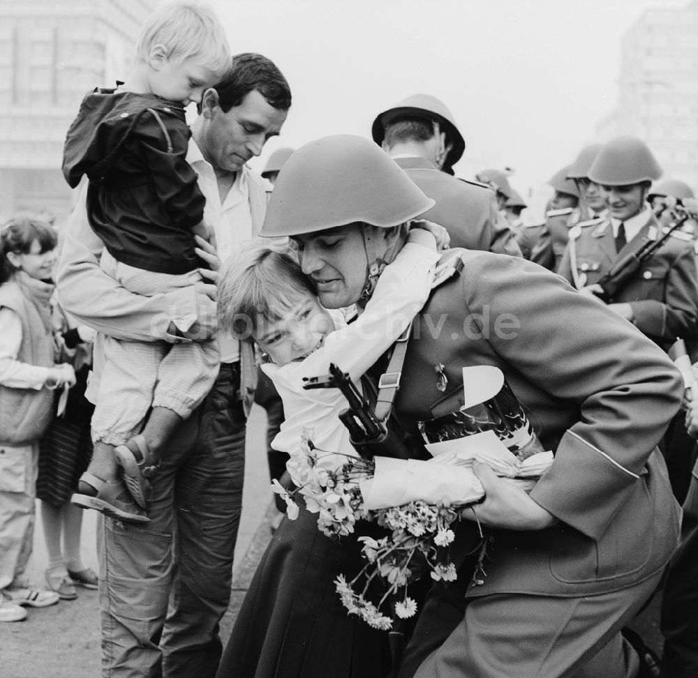 DDR-Fotoarchiv: Berlin - Junge Pioniere überreichen Soldaten der NVA Blumen und Halstücher in Berlin, der ehemaligen Hauptstadt der DDR, Deutsche Demokratische Republik