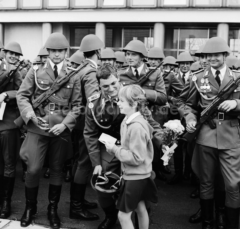 DDR-Bildarchiv: Berlin - Junge Pioniere überreichen Soldaten der NVA Blumen und Halstücher in Berlin, der ehemaligen Hauptstadt der DDR, Deutsche Demokratische Republik