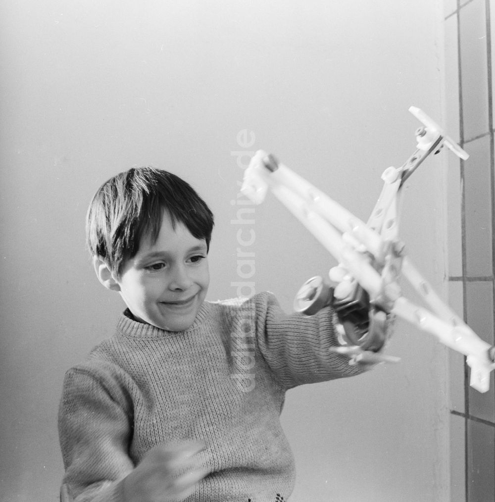 DDR-Bildarchiv: Berlin - Junge spielt mit einem Plastik Flugzeug in Berlin, der ehemaligen Hauptstadt der DDR, Deutsche Demokratische Republik