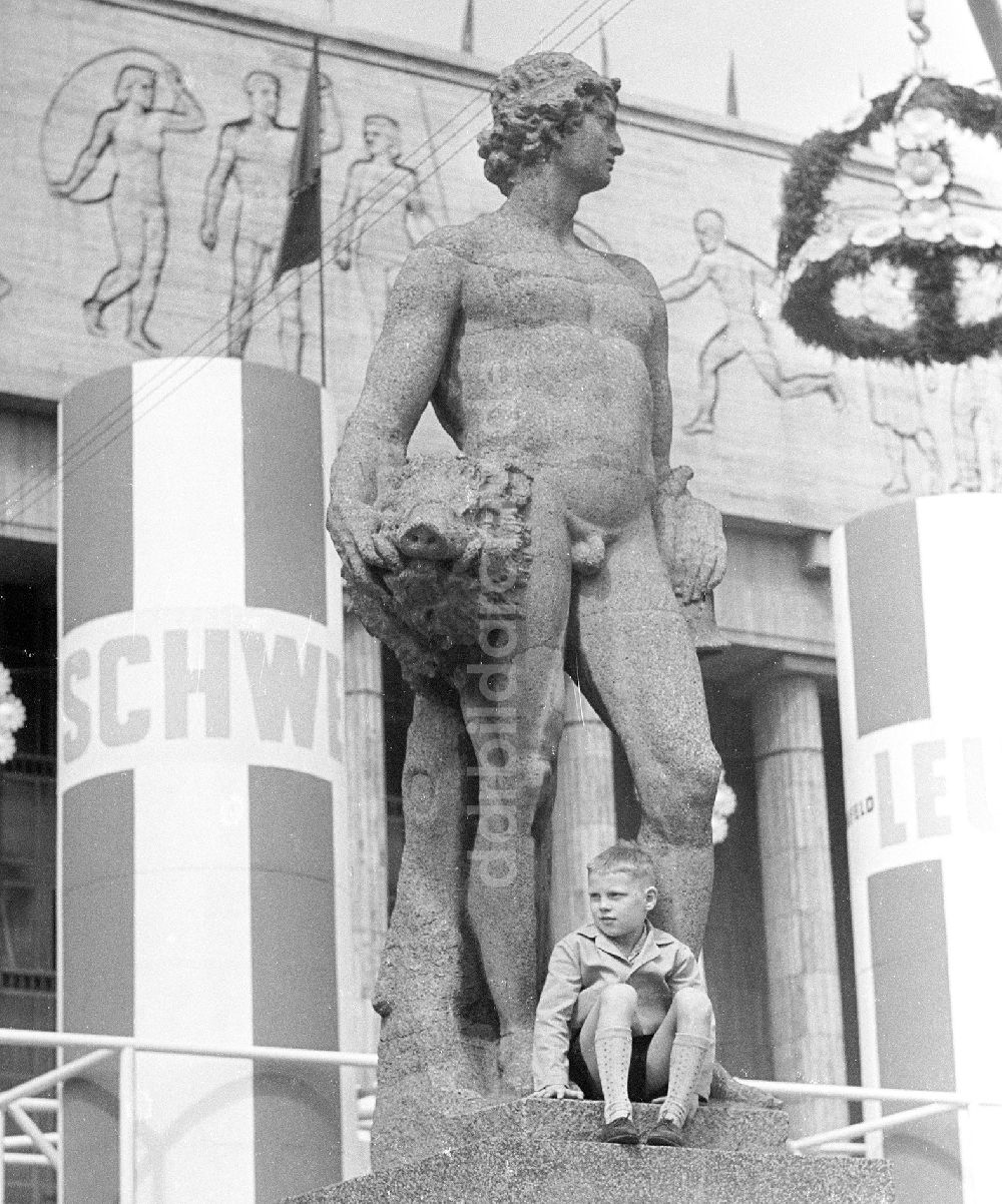 DDR-Fotoarchiv: Berlin - Junge mit Steinskulptur am Rande einer Veranstaltung des Deutschlandtreffens, Berlin 1964