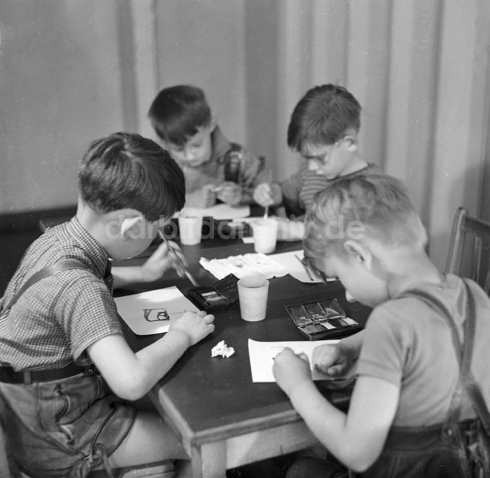DDR-Fotoarchiv: Arnstadt - Jungen in kurzen Lederhosen sitzen am Tisch und malen mit Tusche in Arnstadt in Thüringen in der DDR