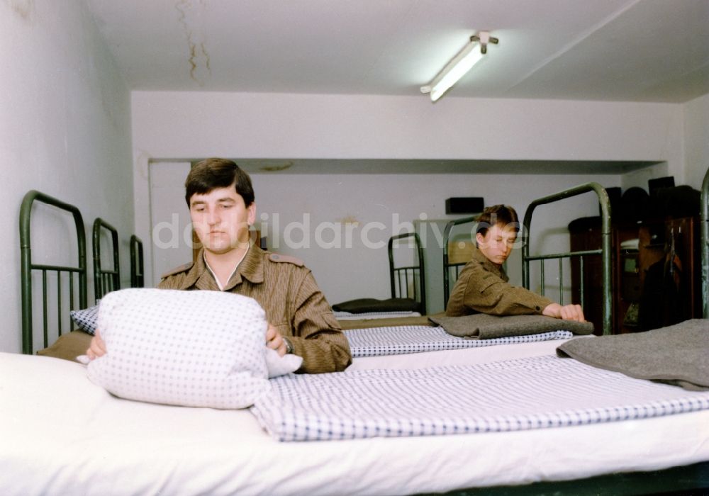 DDR-Bildarchiv: Beelitz - Jungen Soldaten beim Bettenmachen in einem Unterkunfts- Raum des NVA Regiment ,,Friedrich Wolf in Beelitz im heutigen Bundesland Brandenburg