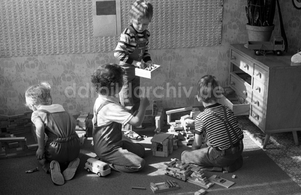 Berlin: Jungen spielen in einem Kindergarten mit Bausteinen in Berlin in der DDR