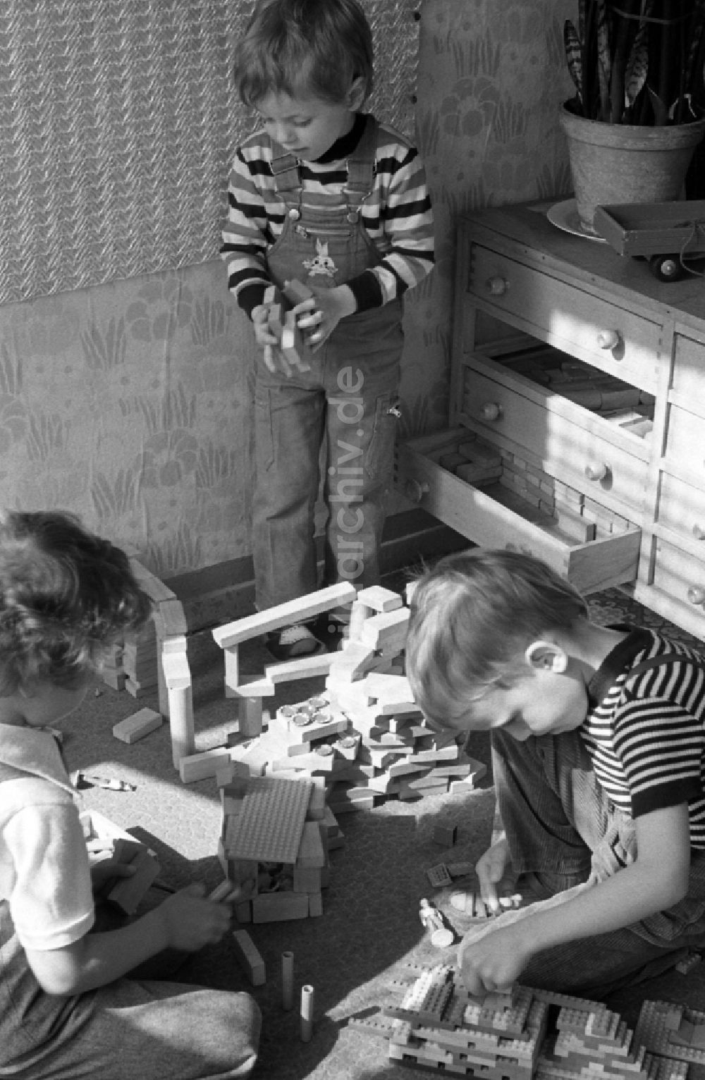 DDR-Bildarchiv: Berlin - Jungen spielen in einem Kindergarten mit Bausteinen in Berlin in der DDR