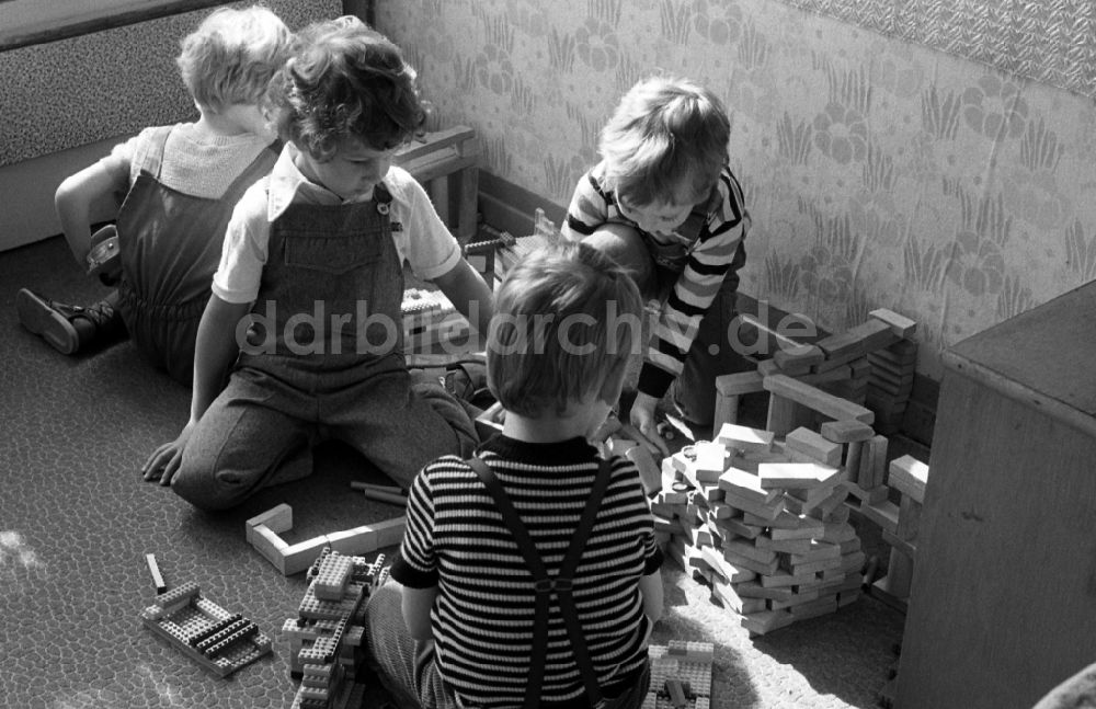 DDR-Fotoarchiv: Berlin - Jungen spielen in einem Kindergarten mit Bausteinen in Berlin in der DDR