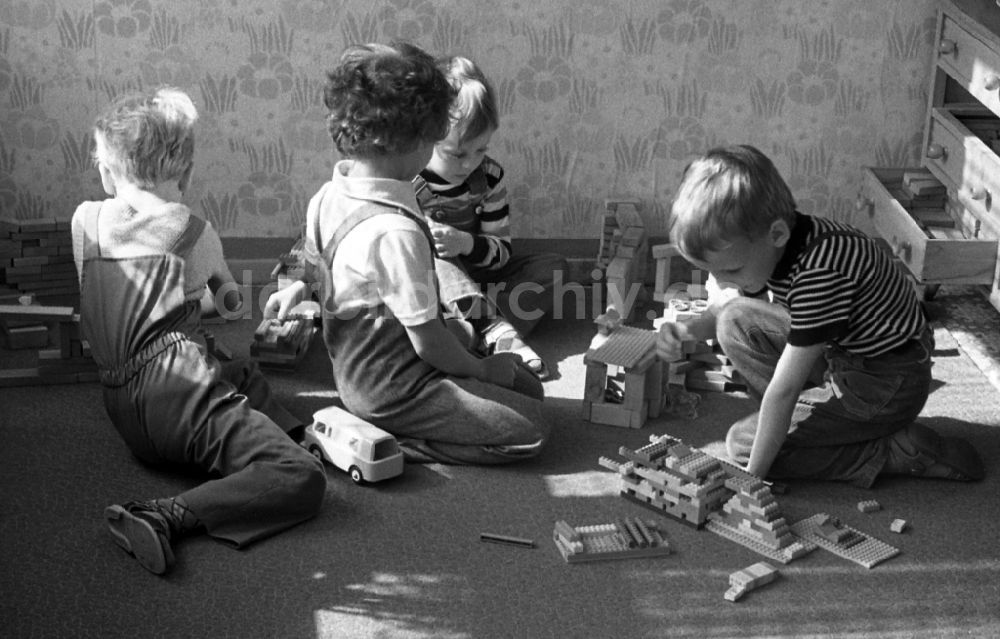 DDR-Fotoarchiv: Berlin - Jungen spielen in einem Kindergarten mit Bausteinen in Berlin auf dem Gebiet der ehemaligen DDR, Deutsche Demokratische Republik