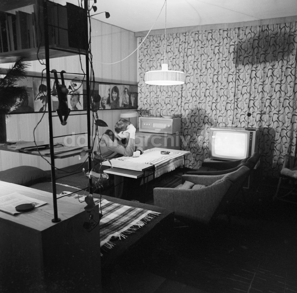 Berlin: Junger Mann in einem Wohnzimmer mit moderner Ausstattung in Berlin