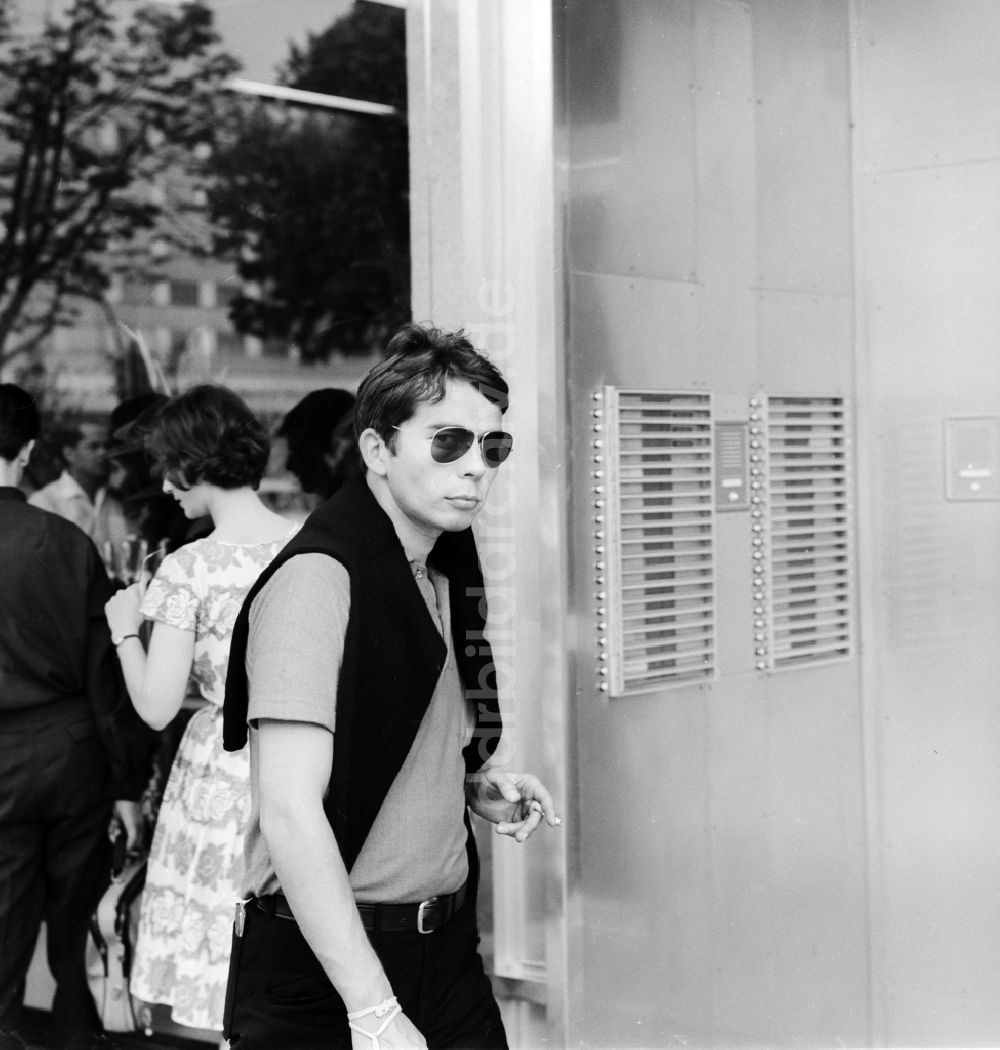 DDR-Fotoarchiv: Berlin - Junger Mann mit Sonnenbrille in Berlin, der ehemaligen Hauptstadt der DDR, Deutsche Demokratische Republik