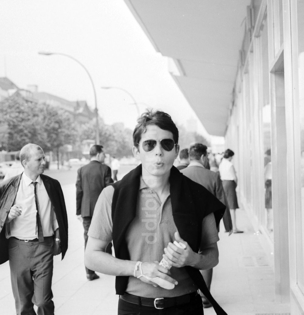 Berlin: Junger Mann mit Sonnenbrille in Berlin, der ehemaligen Hauptstadt der DDR, Deutsche Demokratische Republik