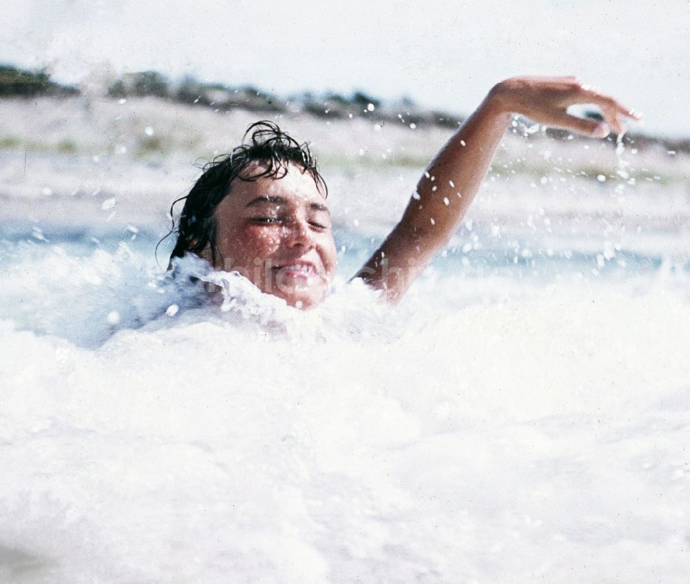 DDR-Bildarchiv: Prerow - Junges Mädchen badet in der Ostsee in Prerow im Bundesland Mecklenburg-Vorpommern auf dem Gebiet der ehemaligen DDR, Deutsche Demokratische Republik
