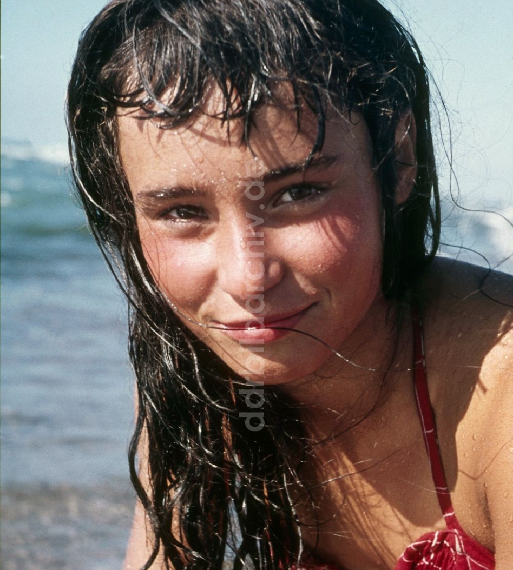 Prerow: Junges Mädchen badet in der Ostsee in Prerow im Bundesland Mecklenburg-Vorpommern auf dem Gebiet der ehemaligen DDR, Deutsche Demokratische Republik