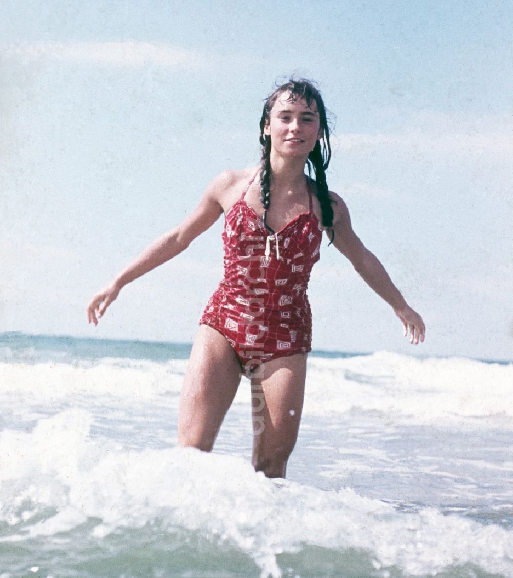 DDR-Fotoarchiv: Prerow - Junges Mädchen badet in der Ostsee in Prerow in Mecklenburg-Vorpommern in der DDR
