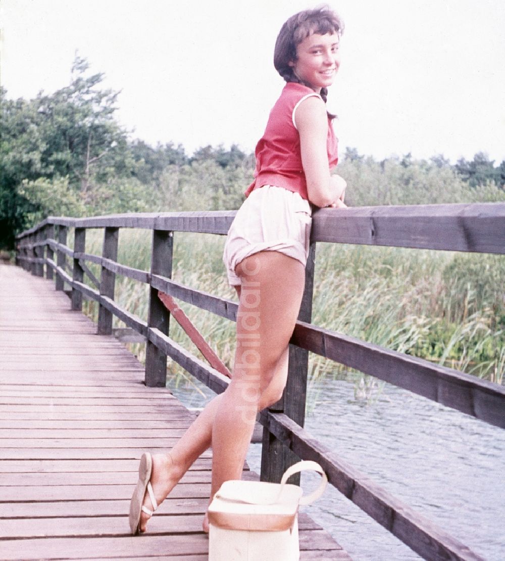 Prerow: Junges Mädchen am einem Steg an der Ostsee in Prerow in Mecklenburg-Vorpommern in der DDR
