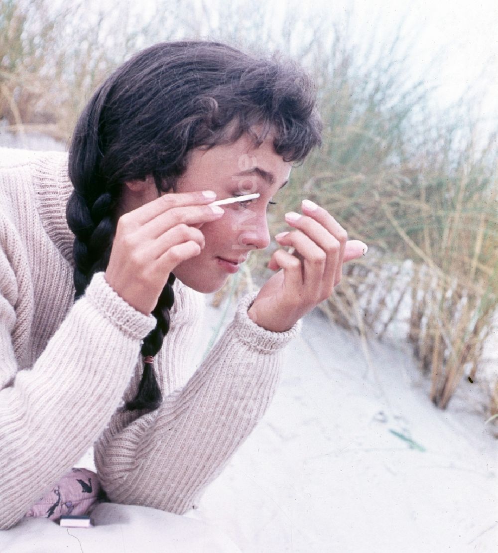 DDR-Fotoarchiv: Prerow - Junges Mädchen schminkt sich in den Dünen der Ostsee in Prerow in Mecklenburg-Vorpommern in der DDR