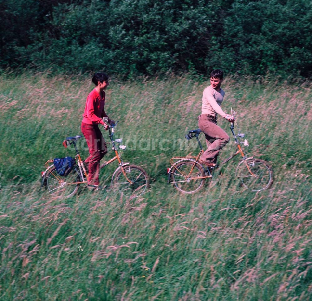 DDR-Fotoarchiv: Hohen Neuendorf - Junges Paar auf Klappfahrrädern unterwegs in der Natur in Hohen Neuendorf im heutigen Bundesland Brandenburg
